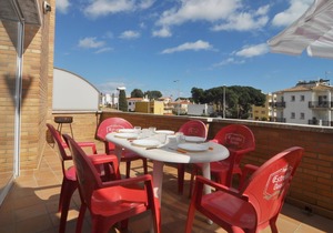 APARTMENT WITH POOL 2 MINUTES, ON FOOT, FROM THE BEACH.