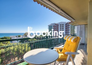 APARTMENT WITH SEA VIEW, WIFI AND COMMUNITY POOL, VERY CLOSE TO EVERYTHING