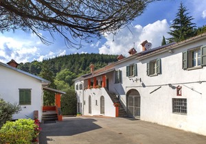 apartment with swimming pool in the Pontremoli hills