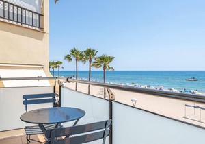 Apartment with terrace and frontal sea views