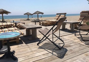 Apartment with terrace, sleeps 4, near beach, parking
