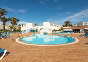 Apartment with terrace, swimming pool and beachfront in Corralejo - Home For Guest