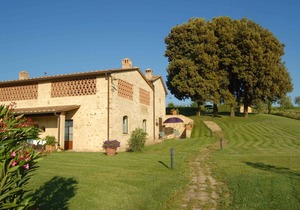 Apartment with WIFI, pool, TV, patio, pets allowed, panoramic view, parking, close to San Gimignano
