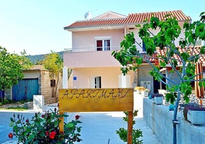 Apartments Anamarija, (14980), Vinišće, Croatia
