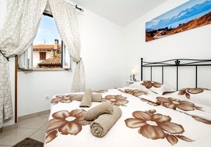 Apartments Casa Flores / One-Bedroom Apartment Flores 2