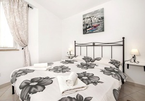 Apartments Casa Flores / One-Bedroom Apartment Flores 1