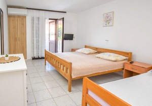 Apartments Garoful (82851-A1) - Sv. Filip i Jakov