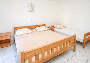 Apartments Garoful (82851-A1) - Sv. Filip i Jakov