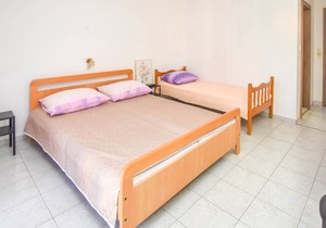 Apartments Garoful (82851-A3) - Sv. Filip i Jakov