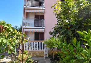 Apartments Garoful (82851-A6) - Sv. Filip i Jakov