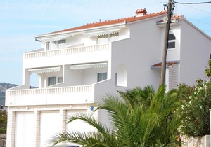Apartments Mirko, (11847), Vinišće, Croatia