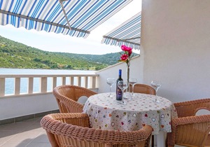 Apartments Mirko, (11847), Vinišće, Croatia