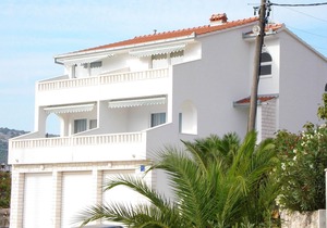 Apartments Mirko, (11848), Vinišće, Croatia