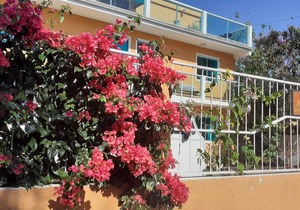 Apartments with two full bedrooms, five minutes walking from the sea.