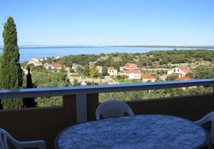 Apartments Zora, Lun