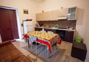 Appartamento Ermes B: A welcoming apartment situated at a short distance from the beach, with Free WI-FI.