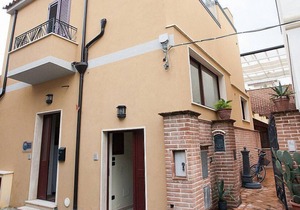 Appartamento Ermes B: A welcoming apartment situated at a short distance from the beach, with Free WI-FI.