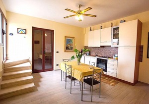 Appartamento Ermes C: A welcoming apartment situated at a short distance from the beach, with Free WI-FI.