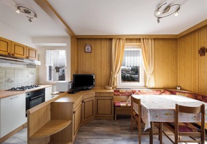 Appartamento Primavera 1 with Mountain View, Wi-Fi, Balcony & Garden