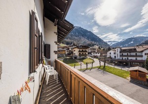 Appartamento Primavera 1 with Mountain View, Wi-Fi, Balcony & Garden