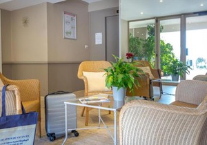 Appartement 2P avec Balcon, Clim, à 50m de la Plage et Centre-ville, WiFi et Parking Disponibles - FR-1-466A-3