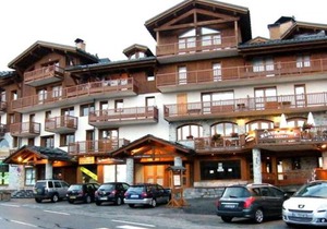 Appartement 4 Pièces au Centre de la Station, Proche Remontées Mécaniques, Parking et Balcon Est - FR-1-398-521