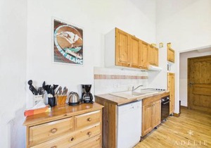 Appartement 4 Pièces au Centre de la Station, Proche Remontées Mécaniques, Parking et Balcon Est - FR-1-398-521