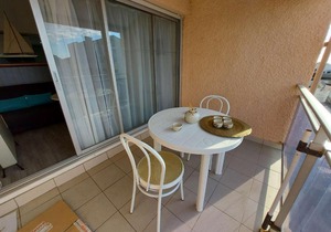 Appartement climatisé 2 pièces à 160m de la plage avec terrasse, parking privé et proche commerces - FR-1-423-240