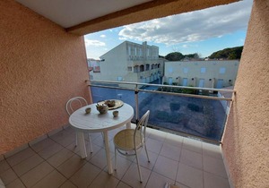 Appartement climatisé 2 pièces à 160m de la plage avec terrasse, parking privé et proche commerces - FR-1-423-240