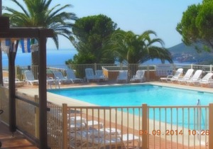 Apt F2 Magnificent enclosed landscaped area with sea and Estérel view, large swimming pool, ping po