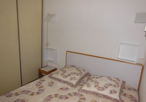 Apt F2 Magnificent enclosed landscaped area with sea and Estérel view, large swimming pool, ping po
