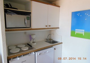 Apt F2 Magnificent enclosed landscaped area with sea and Estérel view, large swimming pool, ping po