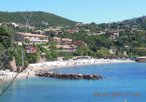 Apt F2 Magnificent enclosed landscaped area with sea and Estérel view, large swimming pool, ping po