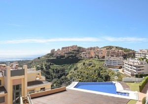 Apt with spacious terrace with amazing sea views, pool, 8 min drive to beach!