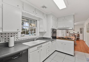 Artist's Cottage - Comfortable Pet friendly home 1 mile from the beach!