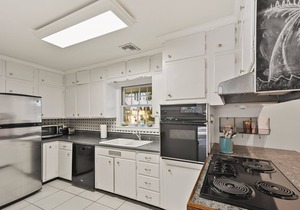 Artist's Cottage - Comfortable Pet friendly home 1 mile from the beach!