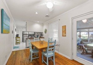 Artist's Cottage - Comfortable Pet friendly home 1 mile from the beach!