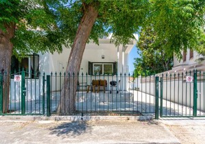 Arty Haven - Spacious 3-BR House in Larnaca