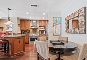 Ascent 415 - Amazing Top Floor Residence