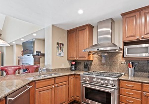 Ascent 415 - Amazing Top Floor Residence