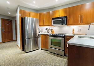 Aspen #112 Prime Ski-in Ski-out Location! Pool, Hot tubs, BBQ, sleeps 8