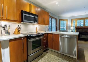 Aspen #112 Prime Ski-in Ski-out Location! Pool, Hot tubs, BBQ, sleeps 8