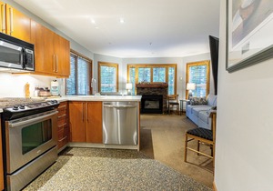 Aspen #112 Prime Ski-in Ski-out Location! Pool, Hot tubs, BBQ, sleeps 8