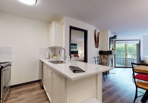 ASPENS 132 | Prime Ski-In/Out Location! | 2BDR Luxury Condo | Pool & Hot Tub