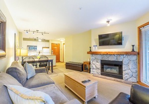 Aspens #215 Prime Ski-in Ski-out Location! Pool, Hot tubs, BBQ, sleeps 4