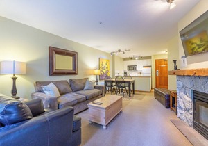 Aspens #215 Prime Ski-in Ski-out Location! Pool, Hot tubs, BBQ, sleeps 4