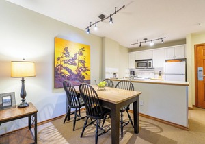 Aspens #215 Prime Ski-in Ski-out Location! Pool, Hot tubs, BBQ, sleeps 4