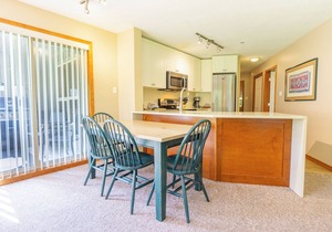 Aspens #252 Prime Ski-in Ski-out Location! Pool, Hot tubs, BBQ, sleeps 6
