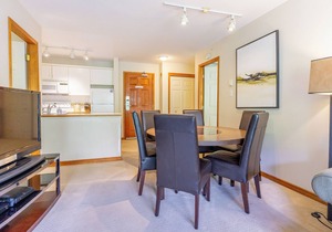 Aspens # 547 Prime Ski-in Ski-out Location! Top Floor Unit, Pool, Hot tubs, BBQ