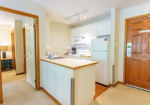 Aspens # 547 Prime Ski-in Ski-out Location! Top Floor Unit, Pool, Hot tubs, BBQ
